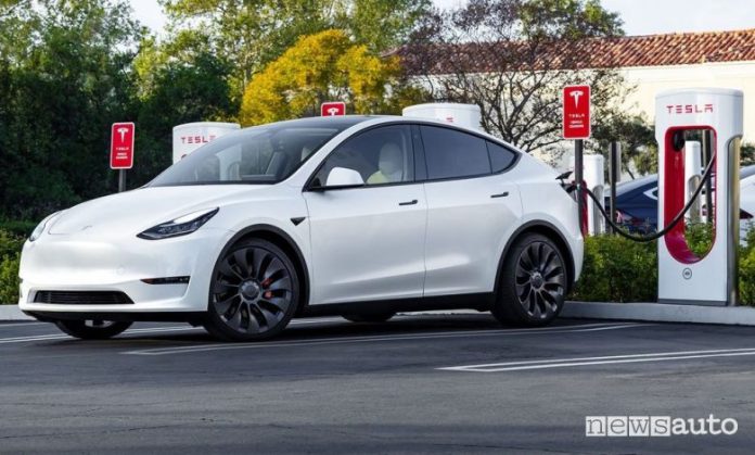 tesla-model-y-ricarica-supercharger-780x470